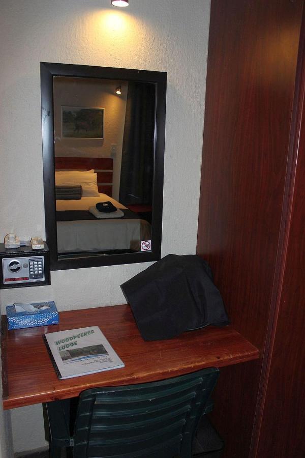 Woodpecker Lodge B&B โฮดสปรูท ภายนอก รูปภาพ